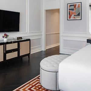 Zimmer mit Kingsize-Bett auf dem Dach