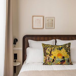 Kleines Zimmer mit Kingsize-Bett