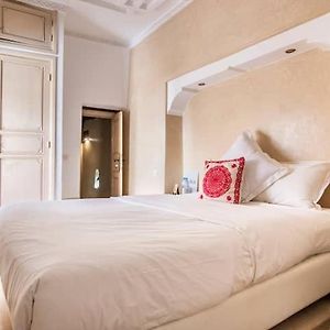 Zimmer mit Kingsize-Bett