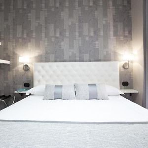 Zimmer mit Kingsize-Bett