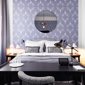 Zimmer mit Kingsize-Bett