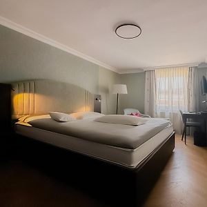 Standard Zimmer mit Kingsize-Bett