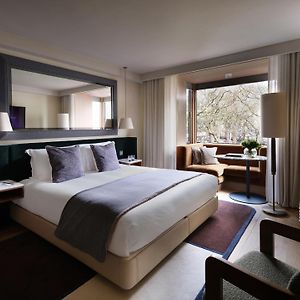 Zimmer mit Kingsize-Bett