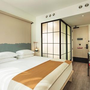Zimmer mit Kingsize-Bett