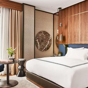 Zimmer mit Kingsize-Bett