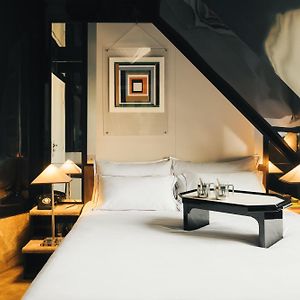 Kleines Zimmer mit Kingsize-Bett
