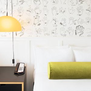 Zimmer mit Queensize-Bett für Gäste mit Behinderungen