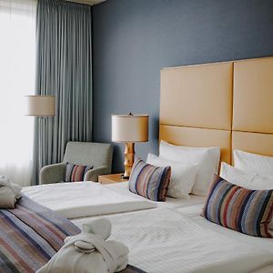 Zimmer mit Kingsize-Bett