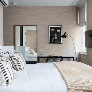 Zimmer mit Kingsize-Bett