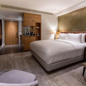 Zimmer mit Kingsize-Bett