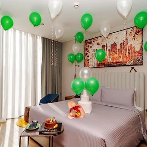 Zimmer mit Kingsize-Bett