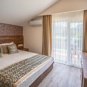 Zimmer mit Kingsize-Bett