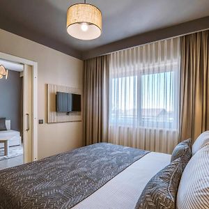 Deluxe Suite mit Schwimmbadblick