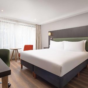 Zimmer mit Kingsize-Bett