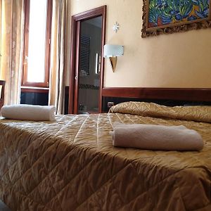 Zimmer mit Kingsize-Bett