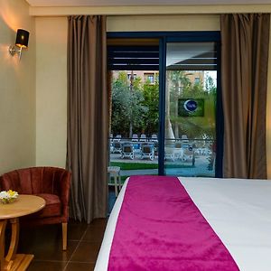 Zimmer mit Kingsize-Bett
