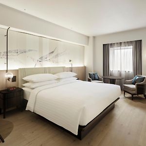 Zimmer mit Kingsize-Bett