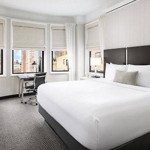 Zimmer mit Kingsize-Bett