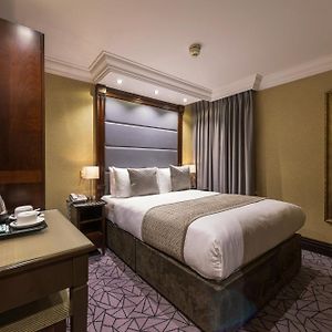 Kleines Zimmer mit Kingsize-Bett