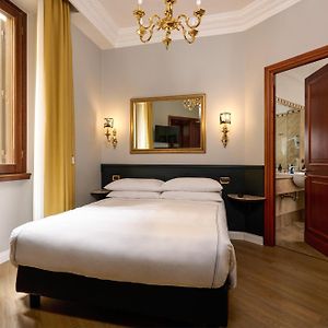Zimmer mit Kingsize-Bett