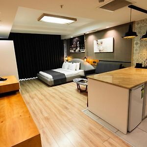 Standard Zimmer mit Kingsize-Bett