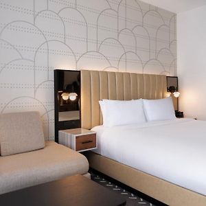 Zimmer mit Kingsize-Bett