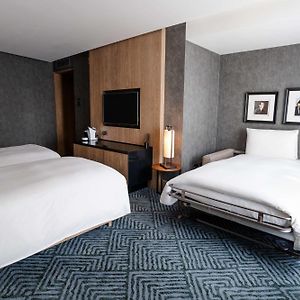 Familien-Zimmer mit zwei Einzelbetten
