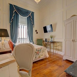 Zimmer mit Kingsize-Bett