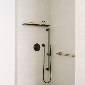 Studio mit Queensize-Bett für Gäste mit Behinderungen