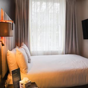 Kleines Zimmer mit Kingsize-Bett