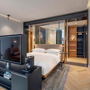 Zimmer mit Kingsize-Bett