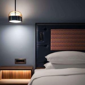 Zimmer mit Kingsize-Bett