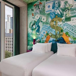 Zimmer mit Kingsize-Bett