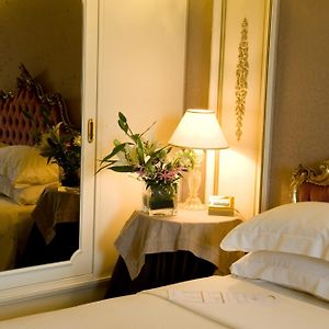 Deluxe Zimmer mit Kingsize-Bett