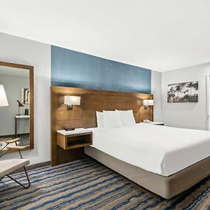 Zimmer mit Kingsize-Bett für Gäste mit Behinderungen