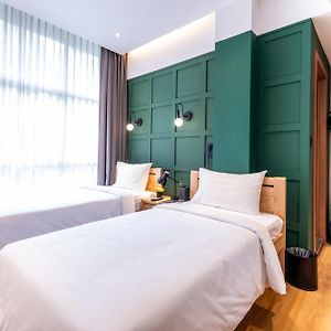 Mittelgroßes Zimmer mit zwei Einzelbetten