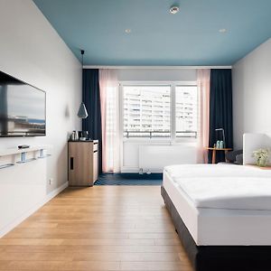 Mittelgroßes Zimmer mit Kingsize-Bett