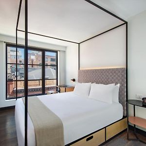 Zimmer mit Kingsize-Bett
