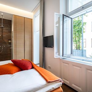 Zimmer mit Kingsize-Bett
