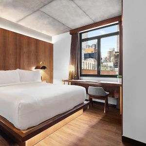 Zimmer mit Kingsize-Bett