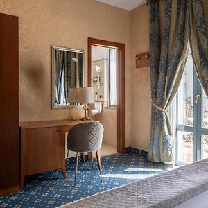 Zimmer mit Kingsize-Bett