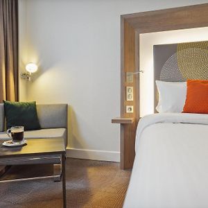Angrenzendes Zimmer mit Kingsize-Bett
