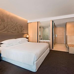 Eck-Zimmer mit zwei Einzelbetten