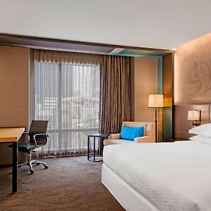 Zimmer mit Kingsize-Bett