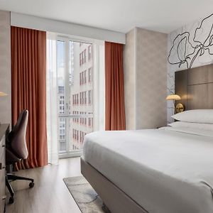 Zimmer mit Kingsize-Bett