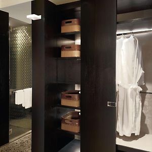 Zimmer mit Kingsize-Bett