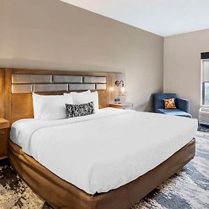 Zimmer mit Kingsize-Bett für Gäste mit Behinderungen