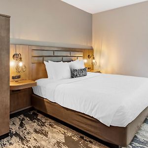 Suite mit Kingsize-Bett für Gäste mit Behinderungen