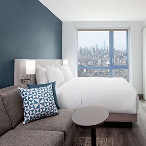 Zimmer mit Kingsize-Bett