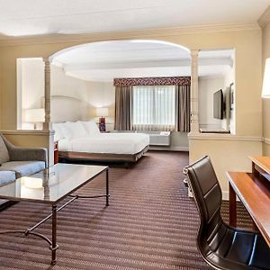 Suite mit Kingsize-Bett für Gäste mit Behinderungen
